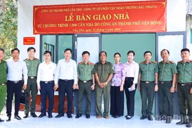 Công an thành phố Cần Thơ tổ chức Lễ bàn giao nhà cho trường hợp có hoàn cảnh khó khăn về nhà.