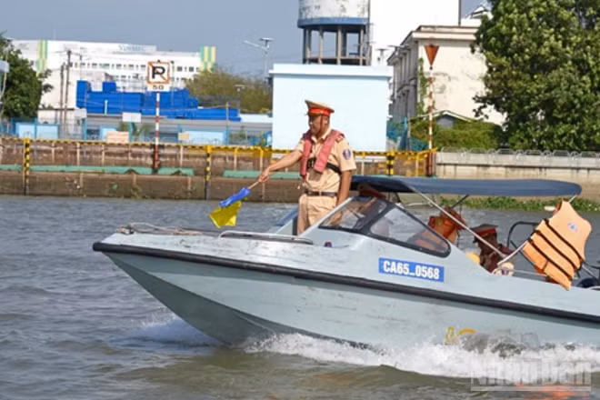 Lực lượng Cảnh sát giao thông Cần Thơ tăng cường tuần tra, kiểm soát trên các tuyến đường thủy.