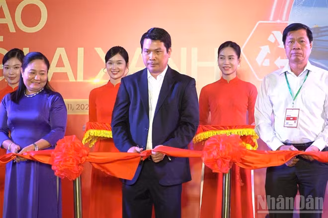 Nghi thức khai mạc Hội chợ triển lãm quốc tế công nghệ nông nghiệp và môi trường (VietAgros 2026). 