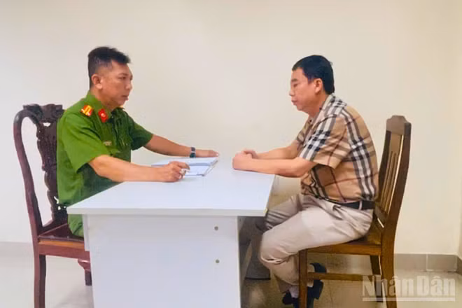 Điều tra viên làm việc với đối tượng Thái Huy Phong.