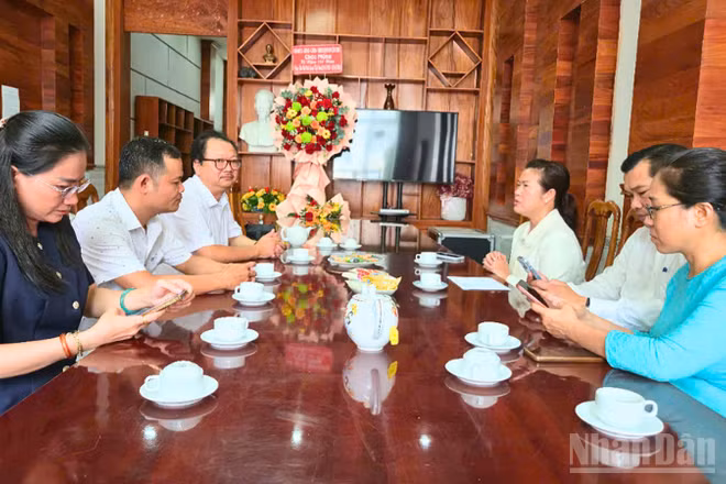 Quang cảnh buổi làm việc.