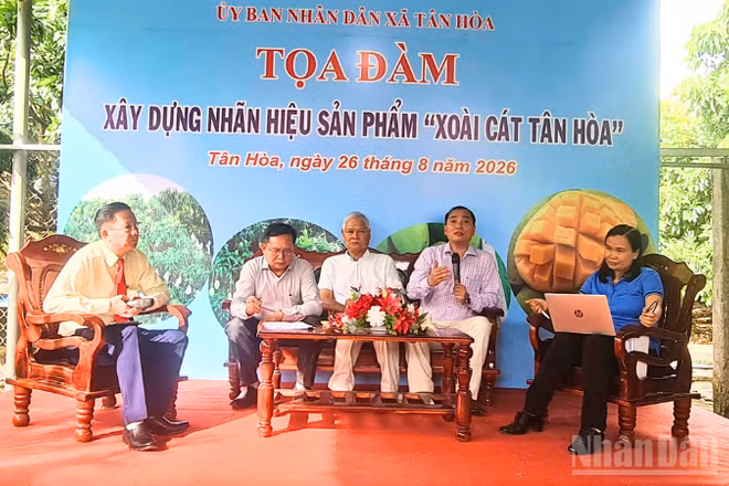 Các diễn giả tham gia buổi ọa đàm. (Ảnh: VĂN ÚT)
