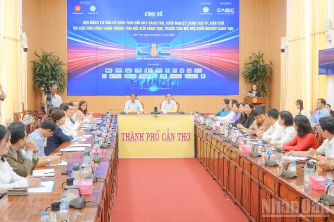 Quang cảnh lễ công bố.