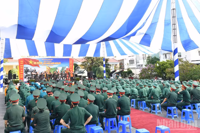 Toàn cảnh khai mạc.