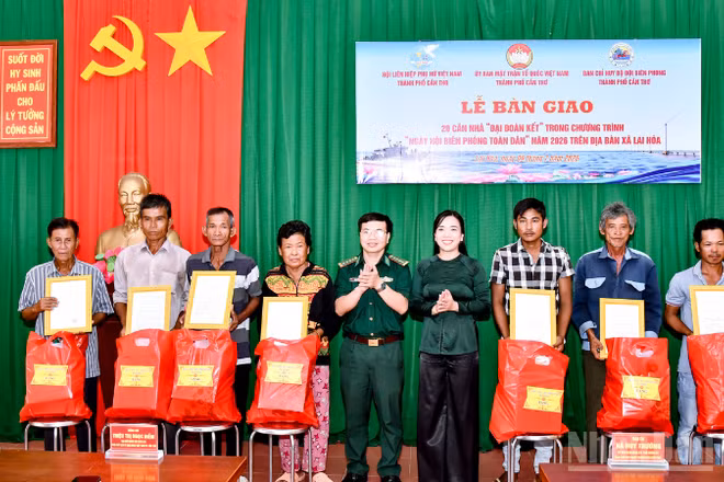 Đại điện lãnh đạo các đơn vị trao quyết định bàn giao nhà và tặng quà cho các hộ dân trên địa bàn xã Lai Hòa.