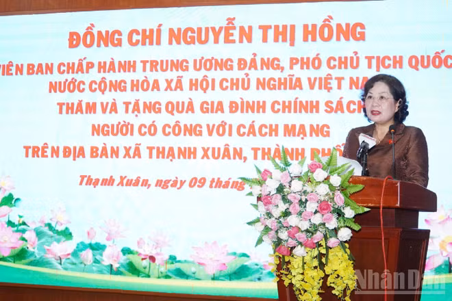 Phó Chủ tịch Quốc hội Nguyễn Thị Hồng phát biểu tại lễ trao quà. 