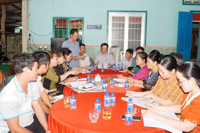 Quang cảnh buổi sinh hoạt chi bộ định kỳ tháng 9/2026 tại Ấp 1, xã Vĩnh Tường. (Ảnh: VĂN ÚT)