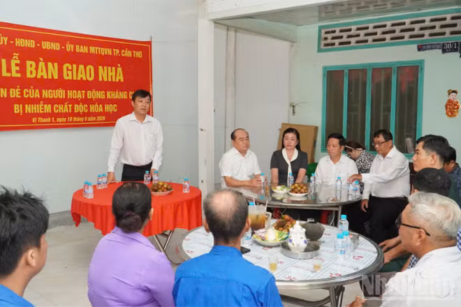 Quang cảnh lễ bàn giao nhà tại ấp 1 xã Vị Thanh 1, thành phố Cần Thơ. (Ảnh: VĂN ÚT)