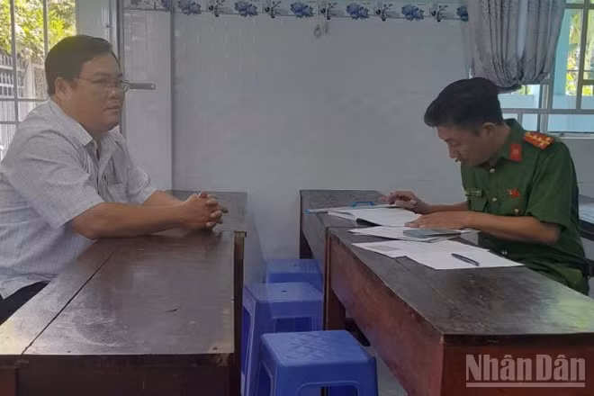 Công an phường Đạo Thạnh làm việc với thầy Nguyễn An Phong. 