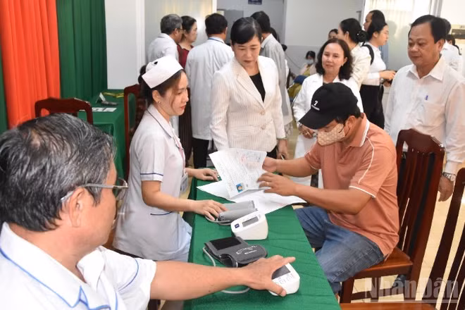 Khám sức khỏe định kỳ miễn phí cho nhân dân tỉnh Đồng Tháp tại Trung tâm Y tế khu vực Mỹ Tho.