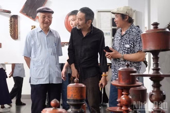 Các đại biểu tham quan những sản phẩm ứng dụng kỹ thuật sơn ta tại triển lãm.