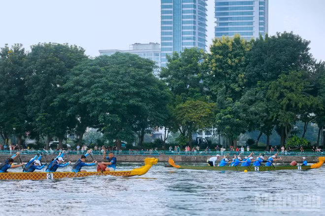 Các vận động viên tạo nên những màn đua tài sôi nổi trên mặt nước hồ Tây.