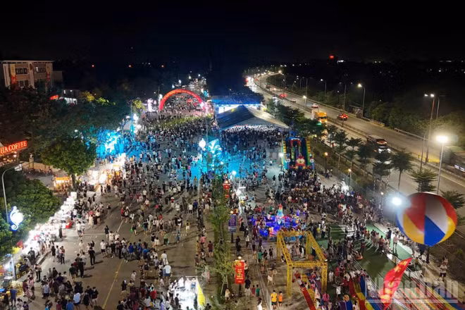 Lễ hội mùa Thu tại xã Thiên Lộc thu hút lượng rất lớn người dân, công nhân đến tham gia.