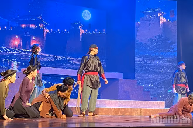 Vở kịch "Huyền tích hồ Gươm" tái hiện cuộc khởi nghĩa Lam Sơn trên sân khấu.