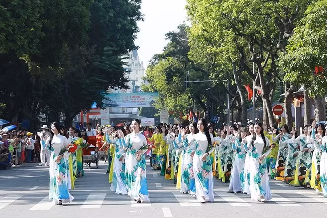 Hà Nội luôn chú trọng quảng bá nét đẹp của thành phố trong mùa thu. (Ảnh: HTV)
