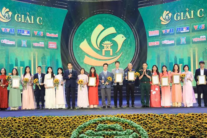 Ban tổ chức vinh danh những tác giả có tác phẩm đạt giải cao. (Ảnh: BTC)