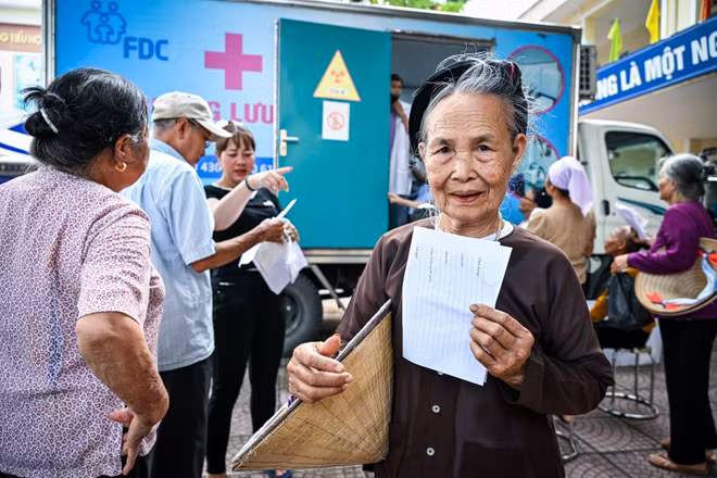 Số tiền người dân phải chi trả cho chăm sóc y tế vẫn ở mức cao là trở ngại lớn trong tiếp cận y tế đối với người cao tuổi . Ảnh: Thành Đạt
