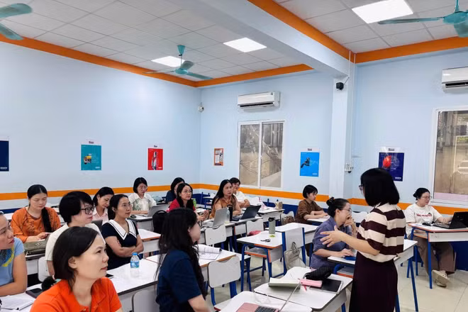 Phát triển nghề nghiệp thông qua các lớp đào tạo, tập huấn hiệu quả sẽ giúp giáo viên vững bước trên hành trình nghề nghiệp. Trong ảnh: Lớp đào tạo kỹ năng đặt câu hỏi trong môn Ngữ văn tại Trường THCS Nguyễn Du (Hà Nội). 