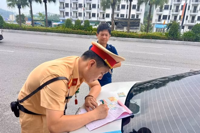 Tổng kiểm soát phương tiện kinh doanh vận tải cần được duy trì thường xuyên, liên tục. Ảnh: Lê Khánh