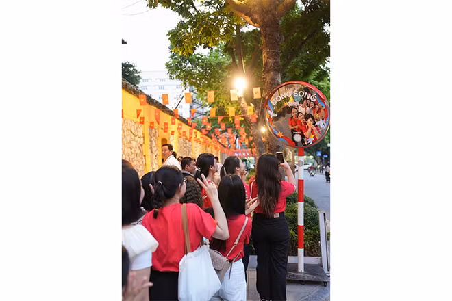 Nhà tù Hỏa Lò - điểm check-in quen thuộc của nhiều bạn trẻ khi đi tour Hà Nội.