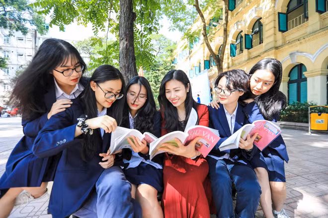 Xây dựng trường học hạnh phúc không chỉ là một khẩu hiệu. Trong ảnh: Cô và trò Trường THPT Việt Đức. Ảnh: Thành Đạt