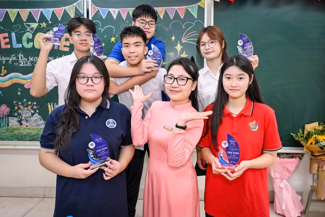 Khoảnh khắc cô Vũ Minh Trang, giáo viên chủ nhiệm lớp 6C Trường THCS Nguyễn Du “khoe” những thành quả đáng trân trọng nhất của mỗi giáo viên. Ảnh: Thành Đạt