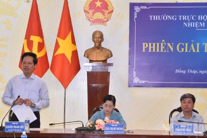 Lãnh đạo Ủy ban nhân dân tỉnh Đồng Tháp giải trình về việc thiếu giáo viên trên địa bàn.
