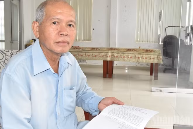 Ông Trần Văn Hòa gian nan đi đòi quyền lợi.
