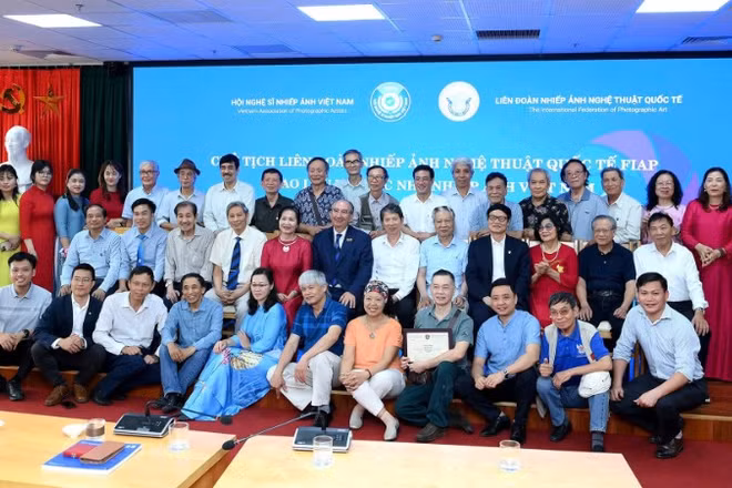 Chủ tịch Liên đoàn Nhiếp ảnh nghệ thuật quốc tế (FIAP) Riccardo Busi và nghệ sĩ nhiếp ảnh tại buổi giao lưu. (Ảnh: ĐĂNG KHOA)