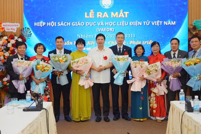Ông Nguyễn Tiến Đạo (áo trắng) - Phó Vụ trưởng Vụ Tổ chức phi chính phủ, Bộ Nội vụ) tặng hoa Ban Thường vụ Hiệp hội Sách giáo dục và học liệu điện tử Việt Nam nhiệm kỳ 2026-2031.