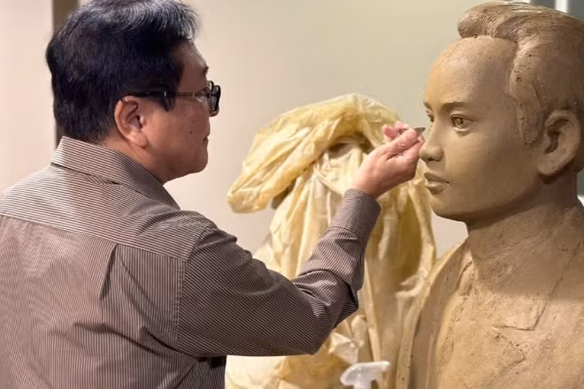 Nghệ sĩ Nhân dân Vương Duy Biên thực hiện tác phẩm điêu khắc tượng đồng về đồng chí Hà Huy Tập.
