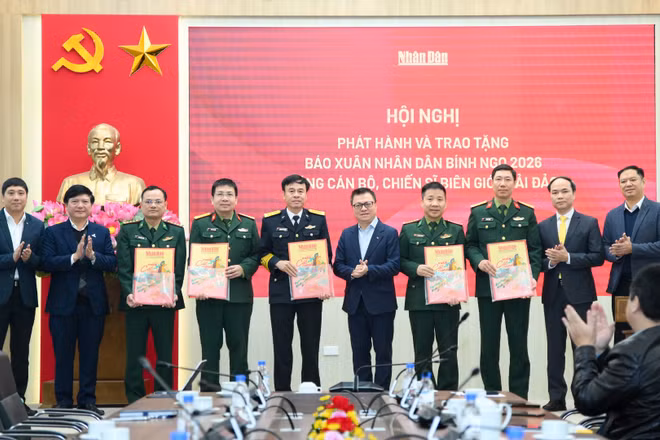 Ủy viên Trung ương Đảng, Tổng Biên tập Báo Nhân Dân Lê Quốc Minh cùng đại diện các đơn vị trao Báo Xuân Nhân Dân Bính Ngọ 2026 tặng cán bộ, chiến sĩ biên giới, hải đảo.