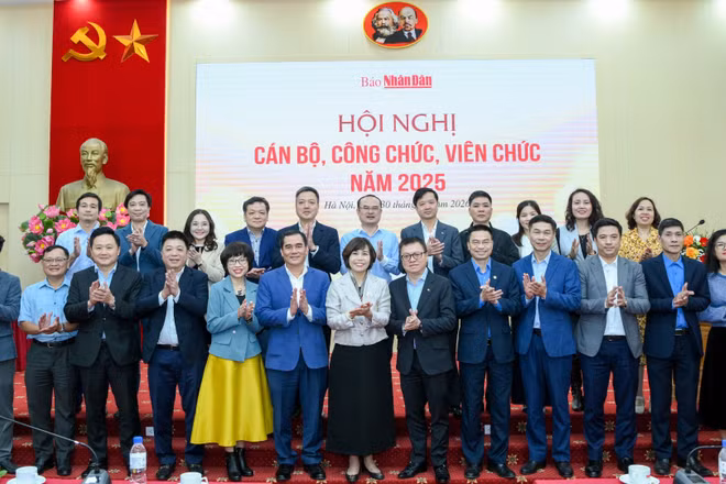 Các đại biểu cùng cán bộ, công chức, viên chức Báo Nhân Dân tại hội nghị.