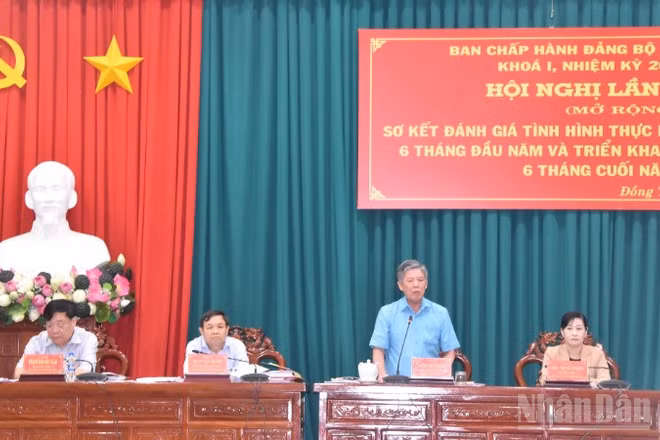 Lãnh đạo tỉnh Đồng Tháp chủ trì hội nghị. 
