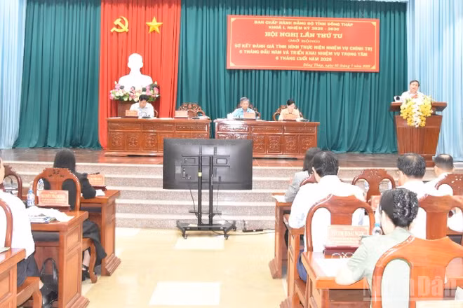 Các đại biểu tham dự kỳ họp.
