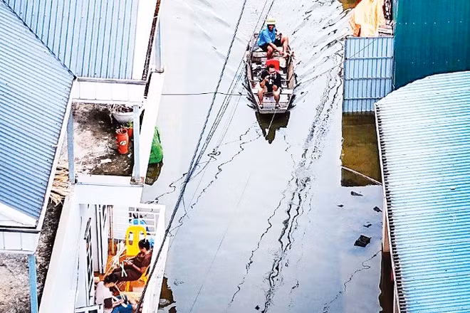 Tình trạng ngập úng nội đô những năm gần đây diễn ra rất phức tạp, diện ngập rộng hơn. (Ảnh Thành Đạt)