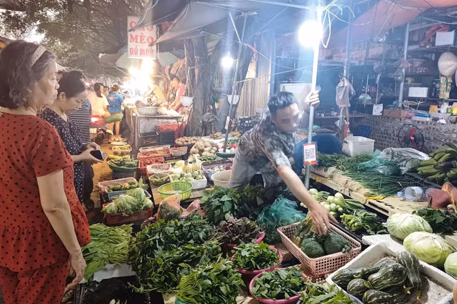 Việc tăng lương hưu phải đi kèm chính sách ổn định thị trường, tránh để giá cả leo thang. (Ảnh VĂN HỌC)