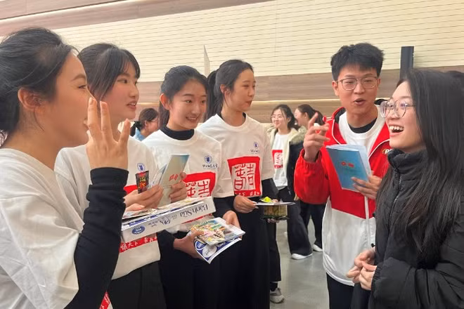 Sinh viên Đại học Sư phạm Hà Bắc trao đổi quà lưu niệm với sinh viên Việt Nam.