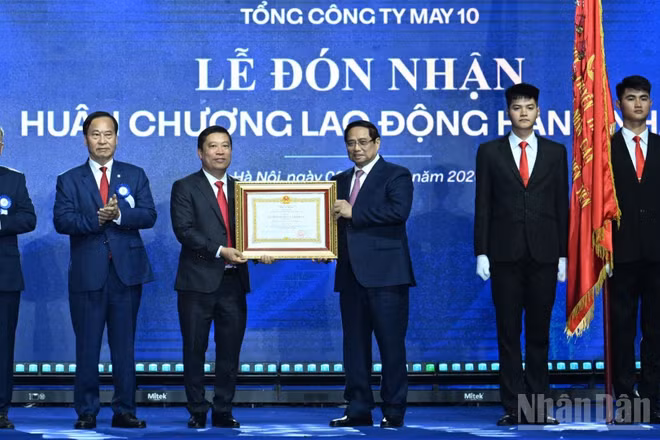 Thủ tướng Phạm Minh Chính trao Huân chương Lao động hạng Nhất cho Tổng công ty May 10.