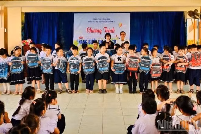 Các em học sinh trường tiểu học thị trấn Diên Khánh 1 nhận những chiếc ba lô mới. (Ảnh: PV)