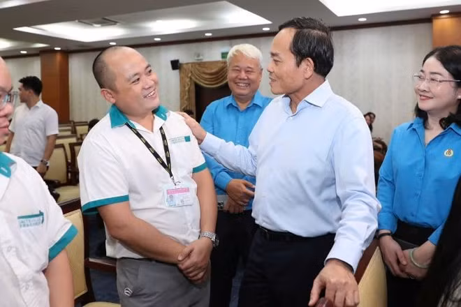 Ủy viên Bộ Chính trị, Bí thư Thành ủy Thành phố Hồ Chí Minh Trần Lưu Quang thăm hỏi cuộc sống, công việc của người lao động tại buổi lễ.