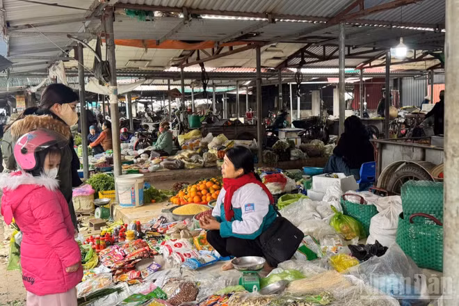 Một phiên chợ quê ở Hưng Yên. (Ảnh: HNV)