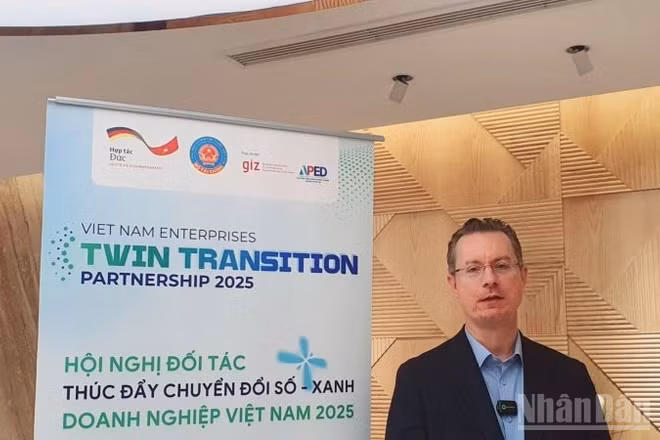 Ông Dennis Quennet, Giám đốc Phát triển kinh tế bền vững, Tổ chức Hợp tác quốc tế Cộng hòa Liên bang Đức (GIZ) chia sẻ về chuyển đổi kép. (Ảnh: HNV)
