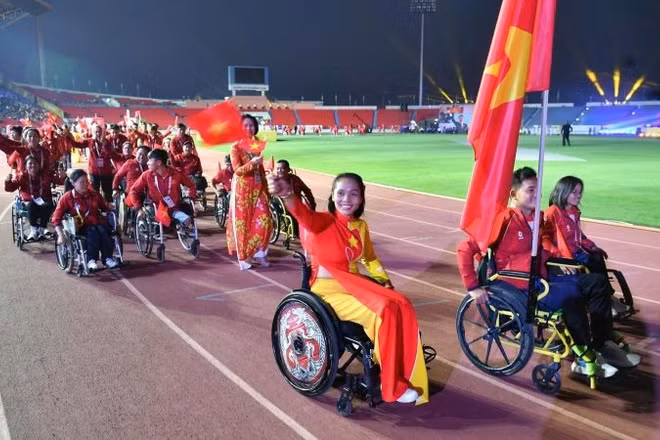 Đoàn thể thao người khuyết tật Việt Nam diễu hành tại lễ bế mạc ASEAN Para Games 13.