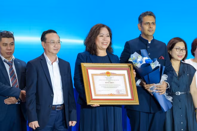 Đại diện Unilever Việt Nam vinh dự đón nhận Bằng khen của Thủ tướng Chính phủ vì thành tích xuất sắc trong hoạt động sản xuất, kinh doanh và công tác xã hội giai đoạn 2020-2025. 