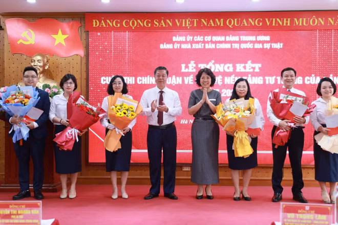 Đồng chí Nguyễn Thị Hoàng Vân, Phó Bí thư Đảng ủy các cơ quan Đảng Trung ương và PGS,TS Vũ Trọng Lâm, Ủy viên Ban Chấp hành Đảng bộ các cơ quan Đảng Trung ương, Bí thư Đảng ủy, Giám đốc-Tổng Biên tập Nhà xuất bản Chính trị quốc gia Sự thật tặng hoa chúc mừng tác giả các bài viết xuất sắc.