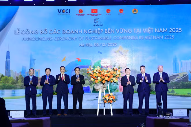 Phó Thủ tướng Hồ Đức Phớc trao hoa tri ân ban hội đồng đánh giá CSI. 