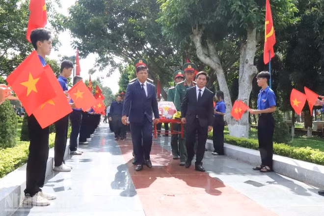 Thượng tướng Nguyễn Doãn Anh, Phó Chủ tịch Quốc hội và Bí thư Tỉnh ủy Đắk Lắk Lương Nguyễn Minh Triết tiễn đưa hài cốt các liệt sĩ đến nơi an nghỉ cuối cùng.