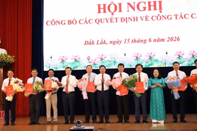 Lãnh đạo Tỉnh ủy Đắk Lắk trao quyết định và tặng hoa chúc mừng các đồng chí lãnh đạo các sở, ngành được điều động, bổ nhiệm trong đợt này.