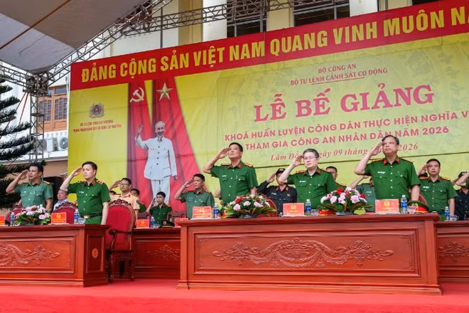 Các đại biểu chào cờ tại Lễ bế giảng.